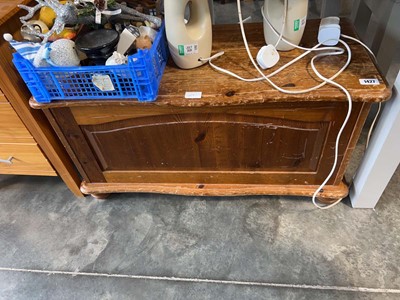Lot 1427 - Pine blanket box