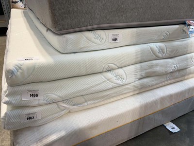 Lot 1466 - Silent Night king memory foam mattress topper