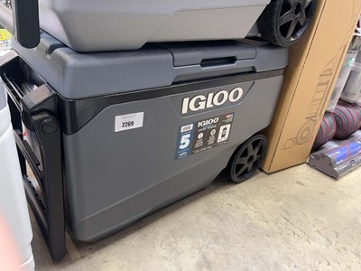 Lot 2269 - Igloo MaxCold 85L 2-wheeled pull along cool...