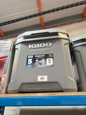 Lot 2272 - Igloo MaxCold 58L 2-wheeled pull along cool...