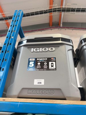 Lot 2274 - Igloo MaxCold 58L 2-wheeled pull along cool...