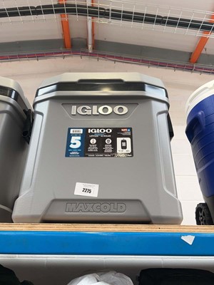 Lot 2275 - Igloo MaxCold 58L 2-wheeled pull along cool...