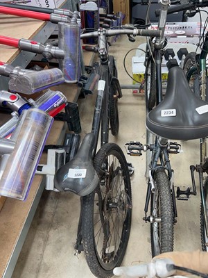 Lot 2233 - Mens Carrera 2-wheeled mountain bike in black