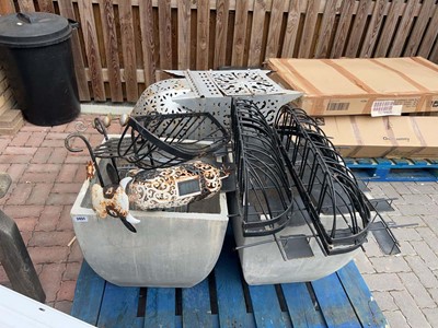 Lot 2451 - Pallet of mixed garden wares to include metal...