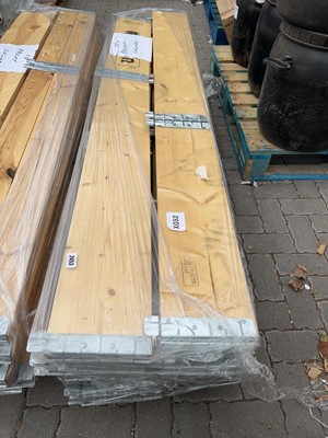 Lot 2453 - 10 wooden pallet collars