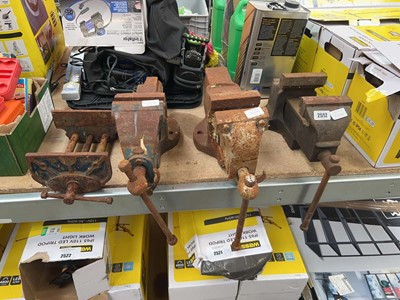 Lot 2512 - 4 various sized bench mounted workshop vices...