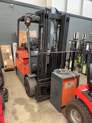 Lot 4414 - Toyota 25 electric forklift plus forklift charger