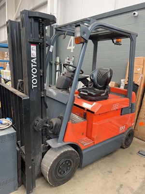 Lot 4414 - Toyota 25 electric forklift plus forklift charger