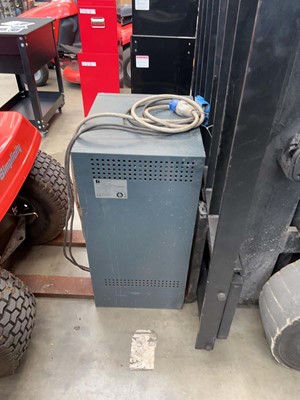 Lot 4414 - Toyota 25 electric forklift plus forklift charger