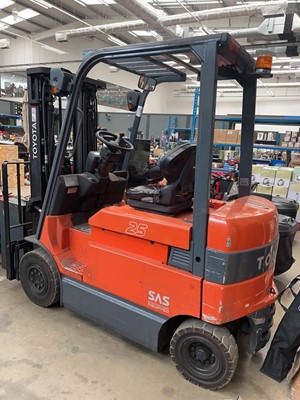 Lot 4414 - Toyota 25 electric forklift plus forklift charger