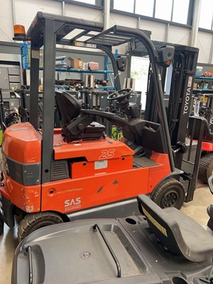 Lot 4414 - Toyota 25 electric forklift plus forklift charger