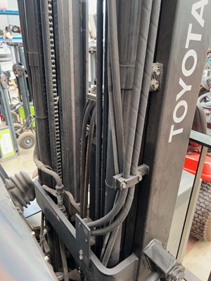 Lot 4414 - Toyota 25 electric forklift plus forklift charger