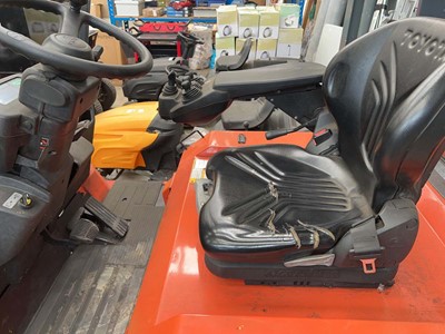 Lot 4414 - Toyota 25 electric forklift plus forklift charger