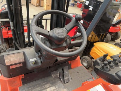 Lot 4414 - Toyota 25 electric forklift plus forklift charger
