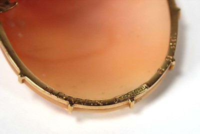 Lot 502 - A 15ct yellow gold mounted cameo brooch carved...