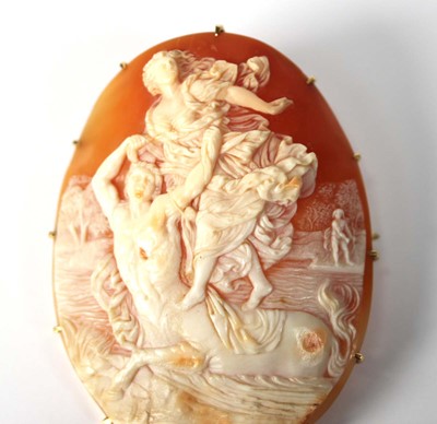 Lot 502 - A 15ct yellow gold mounted cameo brooch carved...