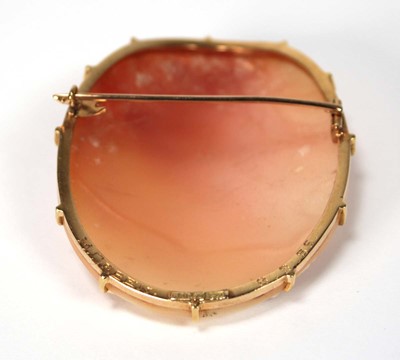 Lot 502 - A 15ct yellow gold mounted cameo brooch carved...