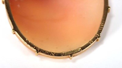 Lot 502 - A 15ct yellow gold mounted cameo brooch carved...