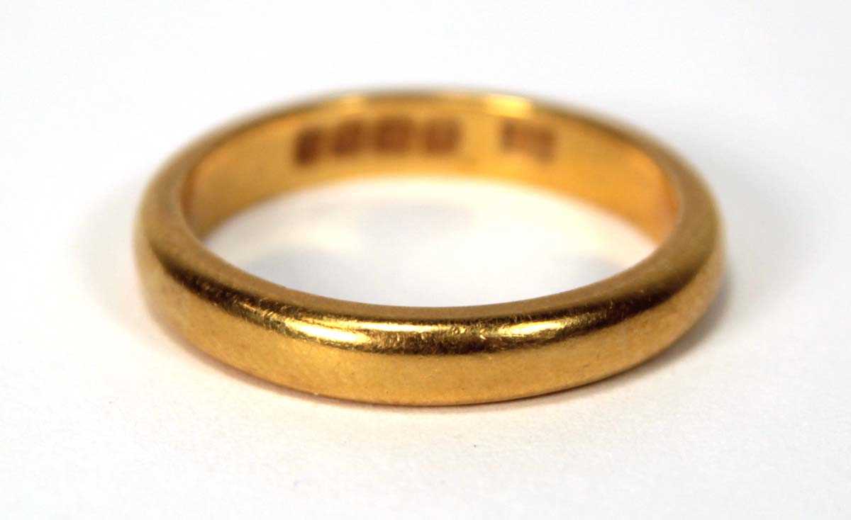Lot 504 - A 22ct yellow gold wedding band, band w. 3 mm,...