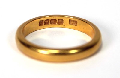 Lot 504 - A 22ct yellow gold wedding band, band w. 3 mm,...