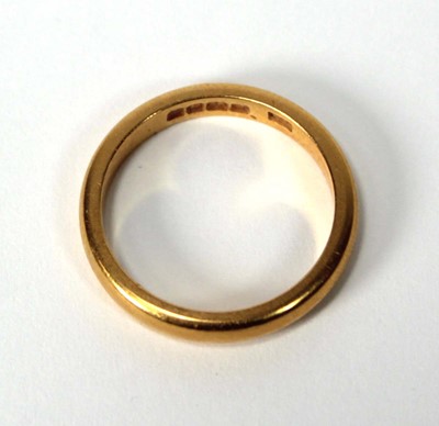 Lot 504 - A 22ct yellow gold wedding band, band w. 3 mm,...