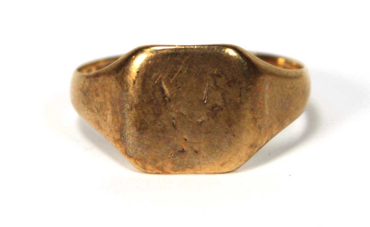 Lot 506 - A 9ct yellow gold signet ring, ring size W 1/2,...