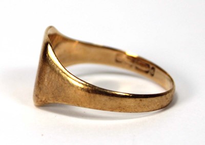 Lot 506 - A 9ct yellow gold signet ring, ring size W 1/2,...