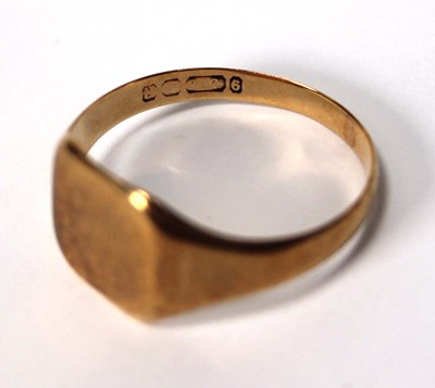Lot 506 - A 9ct yellow gold signet ring, ring size W 1/2,...