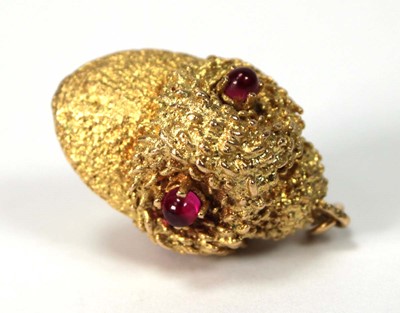 Lot 513 - A (?)French textured yellow metal pendant in...