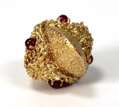 Lot 513 - A (?)French textured yellow metal pendant in...