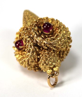 Lot 513 - A (?)French textured yellow metal pendant in...
