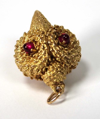 Lot 513 - A (?)French textured yellow metal pendant in...