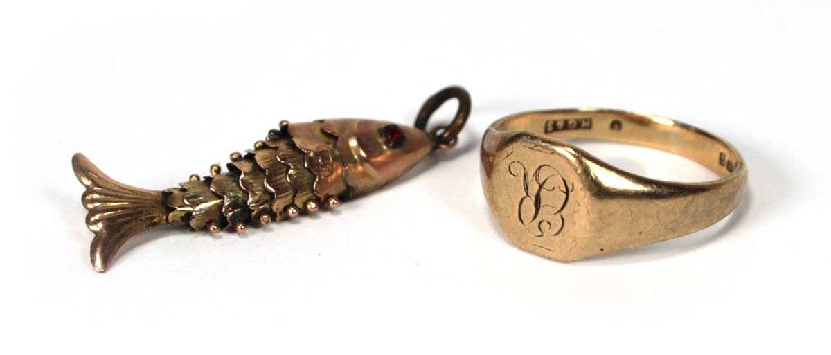 Lot 515 - A 9ct yellow gold signet ring, Chester 1957,...