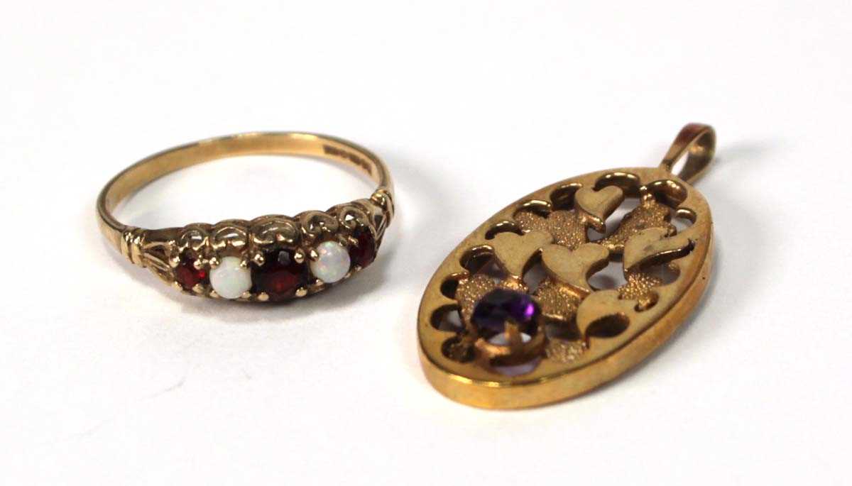 Lot 516 - A 9ct yellow gold ring set garnet and opal,...