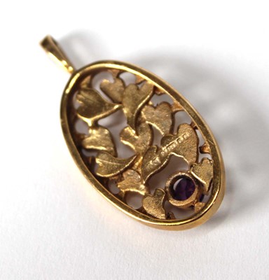 Lot 516 - A 9ct yellow gold ring set garnet and opal,...