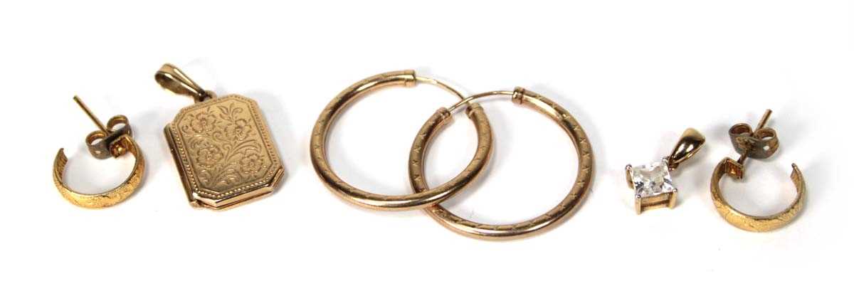 Lot 526 - A group of 9ct gold jewellery comprising a...