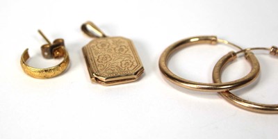 Lot 526 - A group of 9ct gold jewellery comprising a...