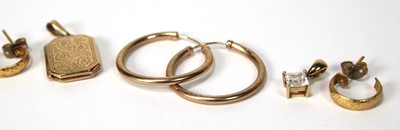 Lot 526 - A group of 9ct gold jewellery comprising a...