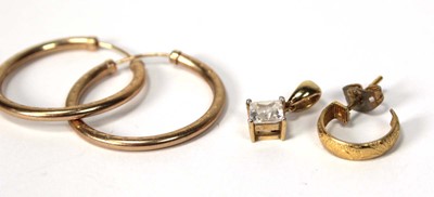 Lot 526 - A group of 9ct gold jewellery comprising a...