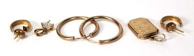 Lot 526 - A group of 9ct gold jewellery comprising a...