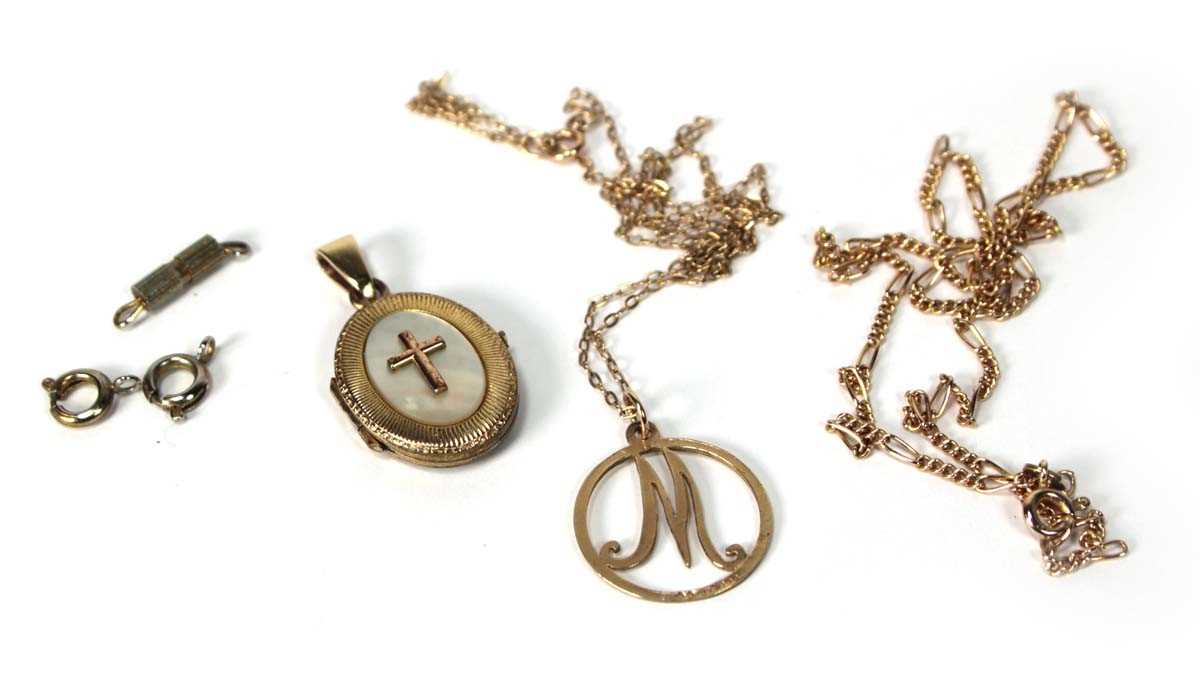 Lot 531 - A 9ct yellow gold fine chainlink necklace...
