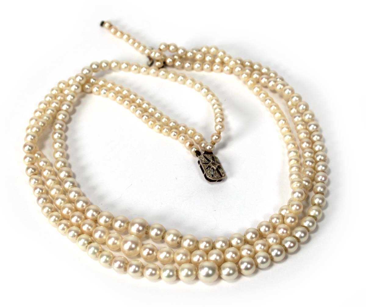 Lot 538 - A triple strand graduated cultured pearl...