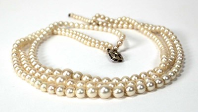 Lot 538 - A triple strand graduated cultured pearl...