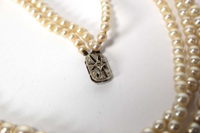Lot 538 - A triple strand graduated cultured pearl...