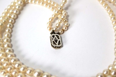 Lot 538 - A triple strand graduated cultured pearl...