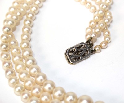 Lot 538 - A triple strand graduated cultured pearl...