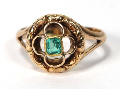 Lot 539 - A 9ct yellow gold ring set green stone in a...