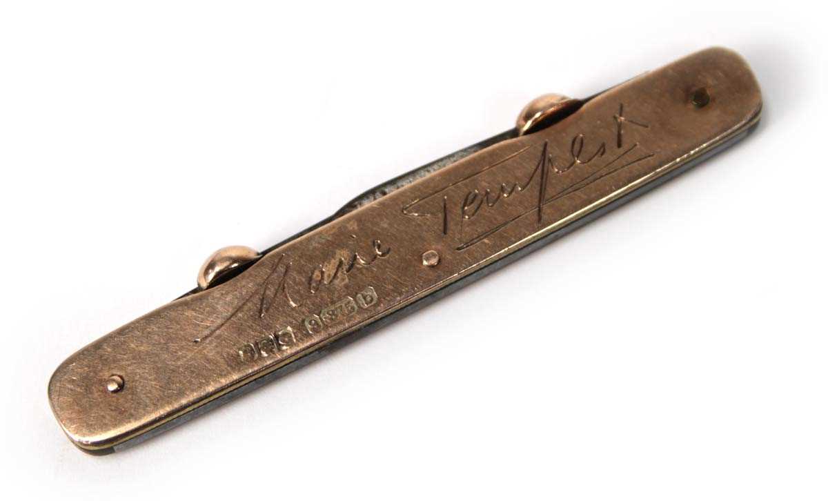 Lot 540 - A 9ct rose gold double bladed fruit knife,...