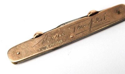 Lot 540 - A 9ct rose gold double bladed fruit knife,...