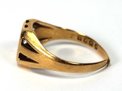 Lot 562 - An 19ct yellow gold signet ring set brilliant...
